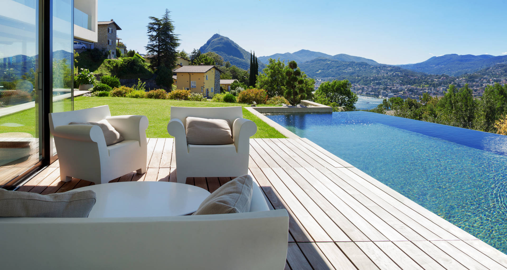 Hotel with private pool and mountain view
